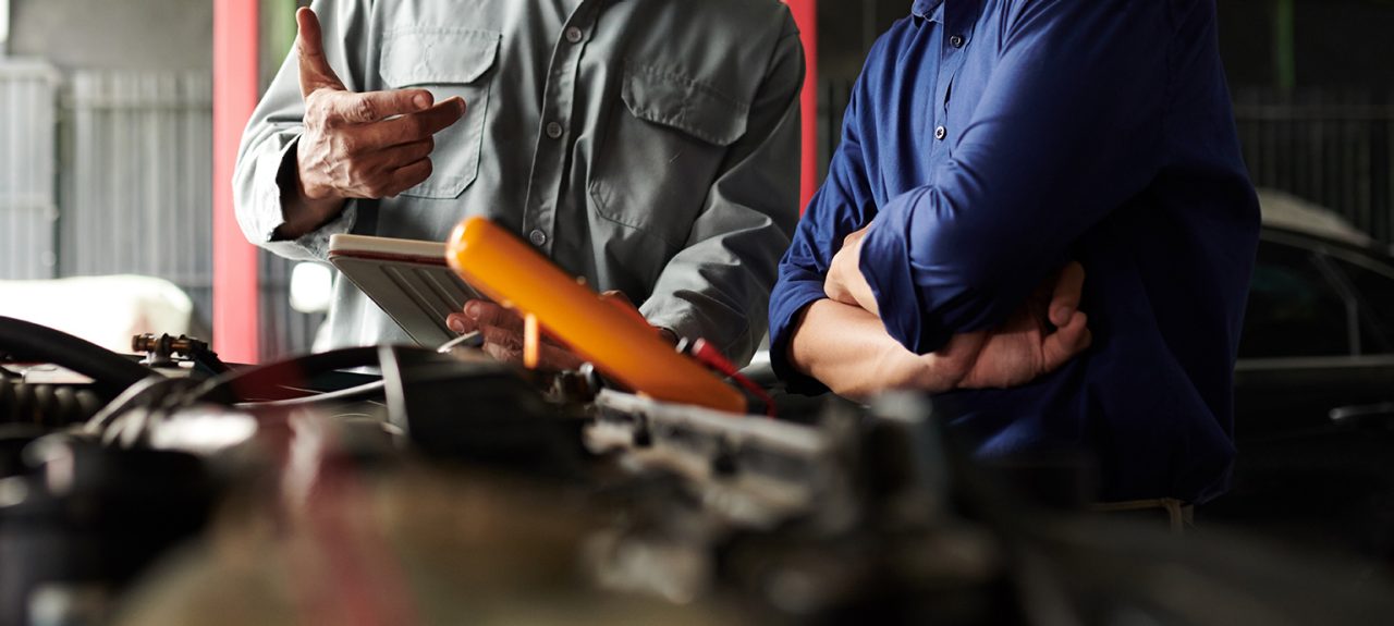 WIX rep showing a heavy-duty customer the Where to Buy online tool